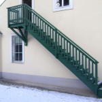 Außenstiege für Dachgeschoß-Eingang mit Holzschutzfarbe